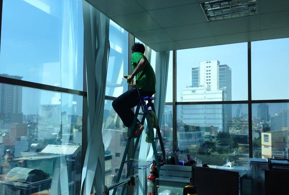 Dán phim cách nhiệt văn phòng giúp tránh nóng hiệu quả 2 Quy trình dán phim cách nhiệt văn phòng
