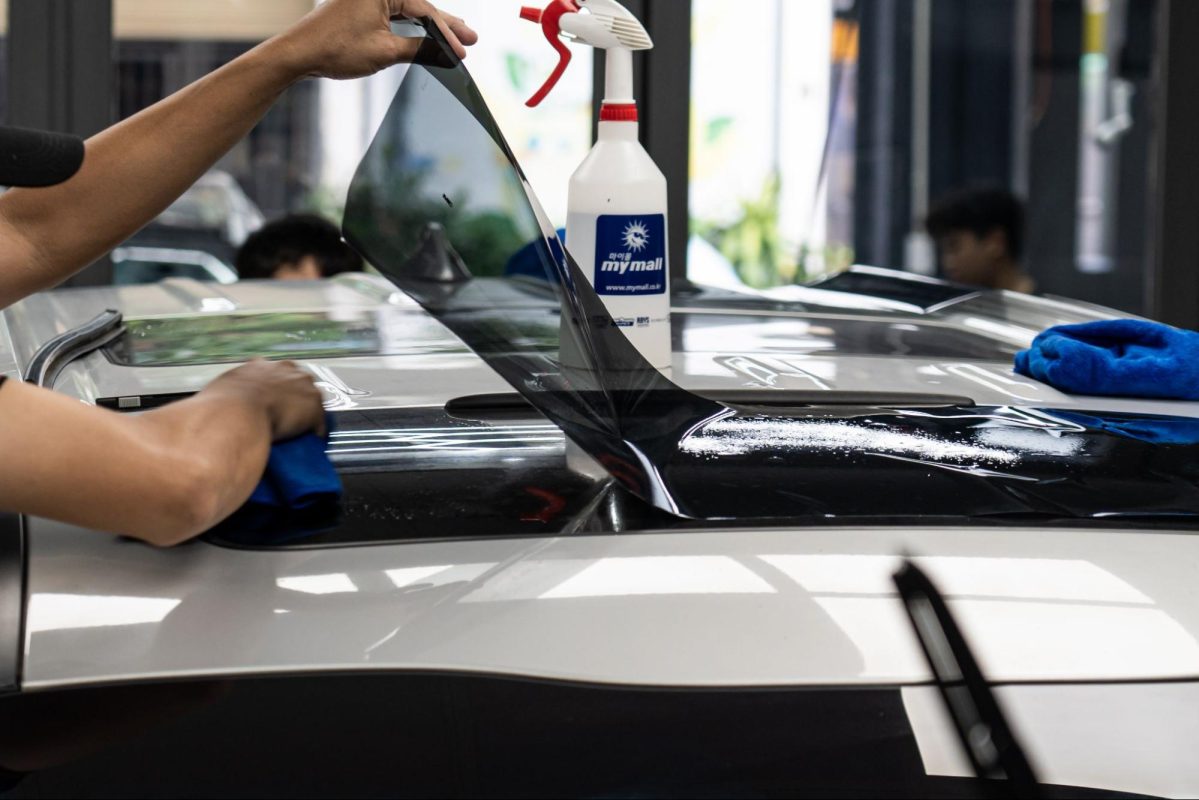 Lợi ích của việc làm phim cách nhiệt cho xe khách đường dài 3 Ảnh: Thịnh Cường Holdings đang dán phim cách nhiệt cho xe của khách hàng