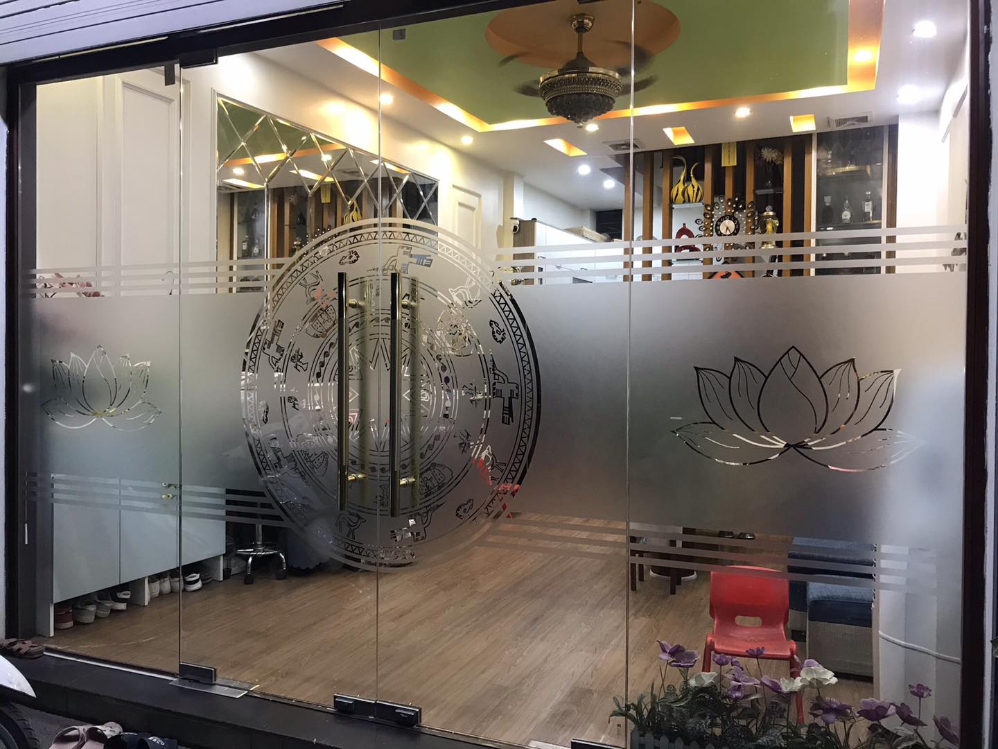 Báo giá thi công dán decal kính tại Thủ Đức 3 Tại sao nên dán decal kính?