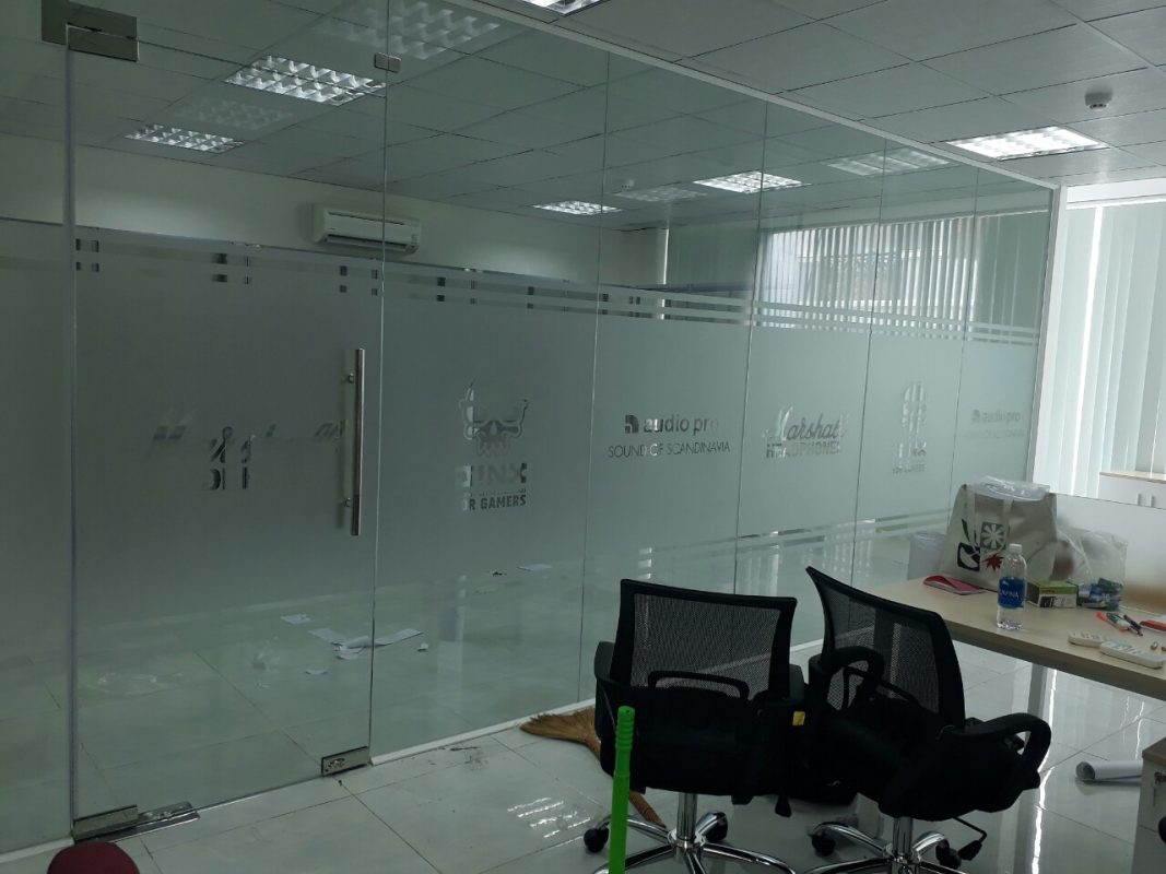 Dán decal kính văn phòng tại TP.HCM 2 Tại sao nên dán decal kính văn phòng tại TP.HCM
