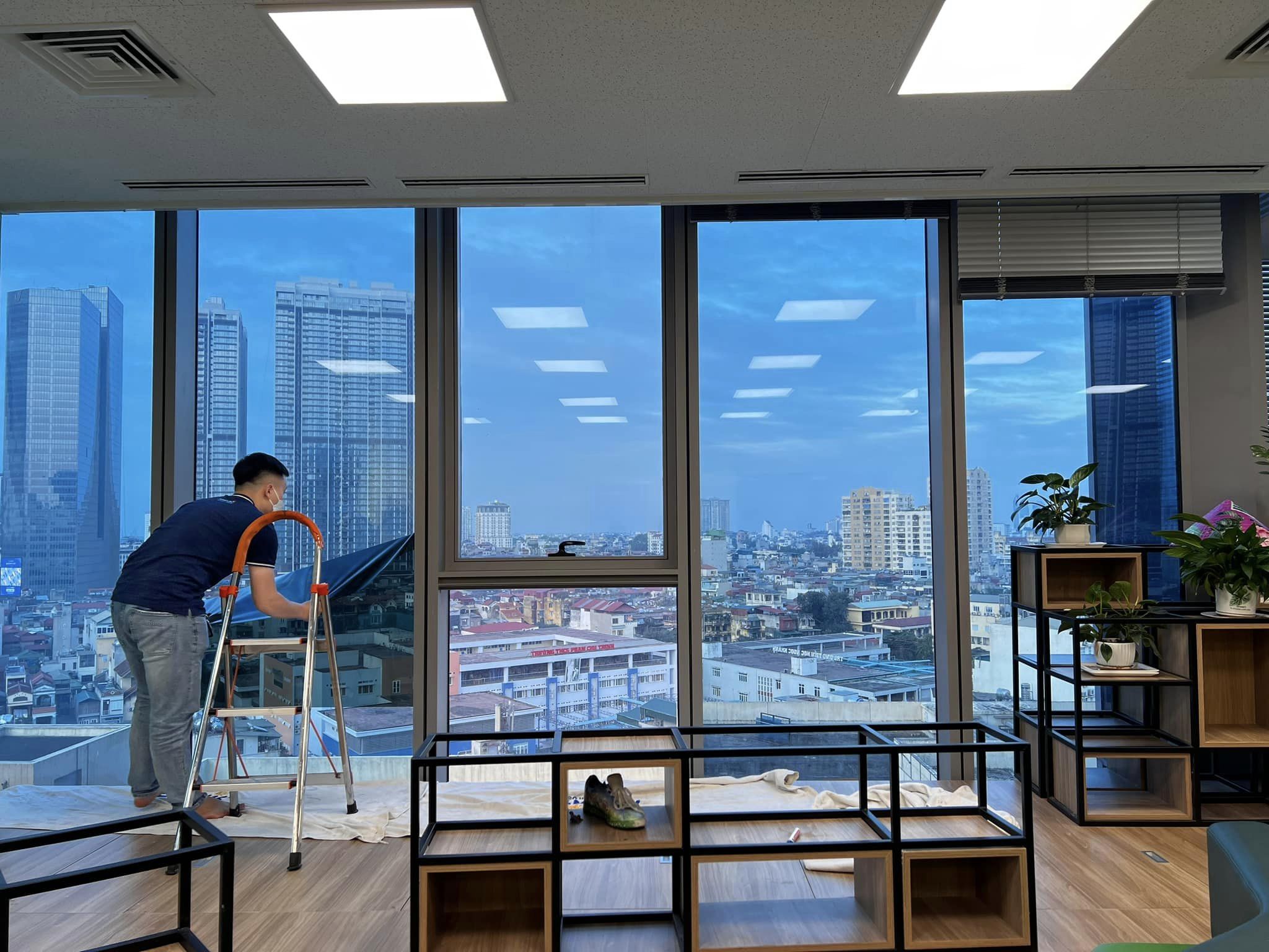 Ảnh: Dán phim cách nhiệt cho biệt thự - Giải pháp chống nóng