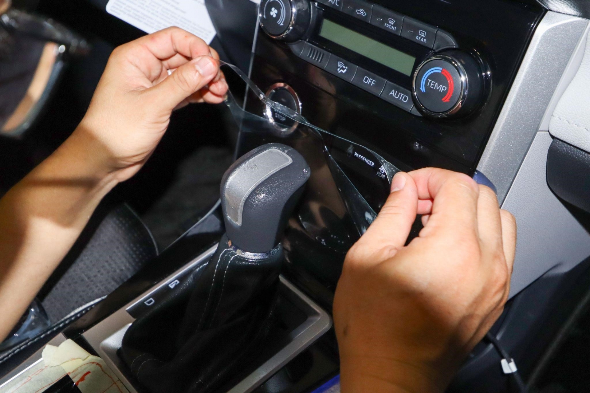 Ảnh: Nội thất xe ô tô đang được dán PPF bảo vệ Ảnh: Nội thất xe ô tô đang được dán PPF bảo vệ