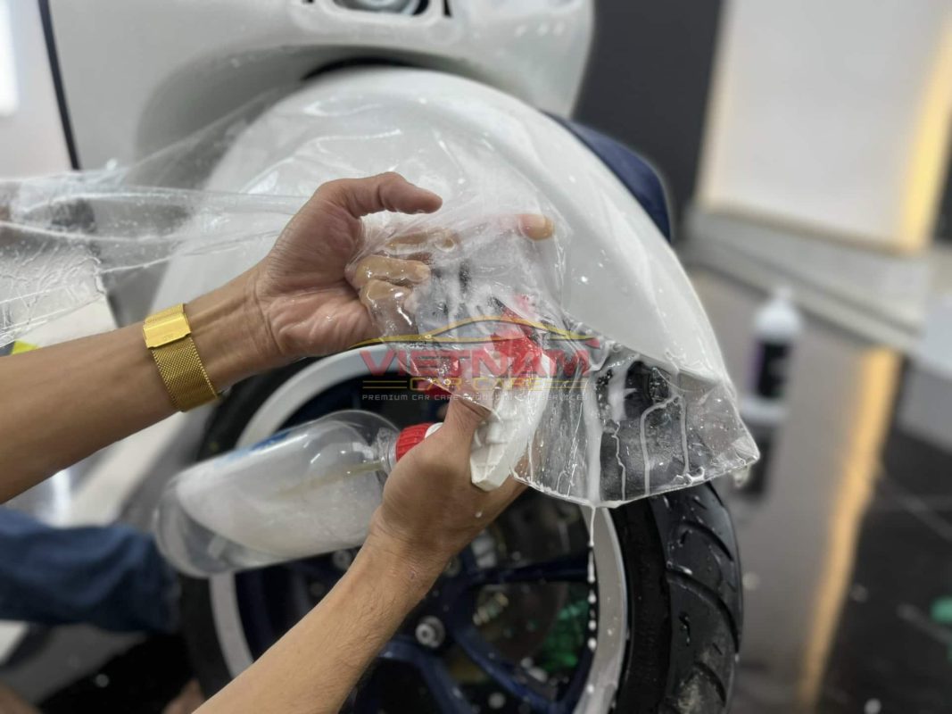 Ảnh: Thịnh Cường Holdings đang dán phim PPF cho xe Vespa Ảnh: Thịnh Cường Holdings đang dán phim PPF cho xe Vespa