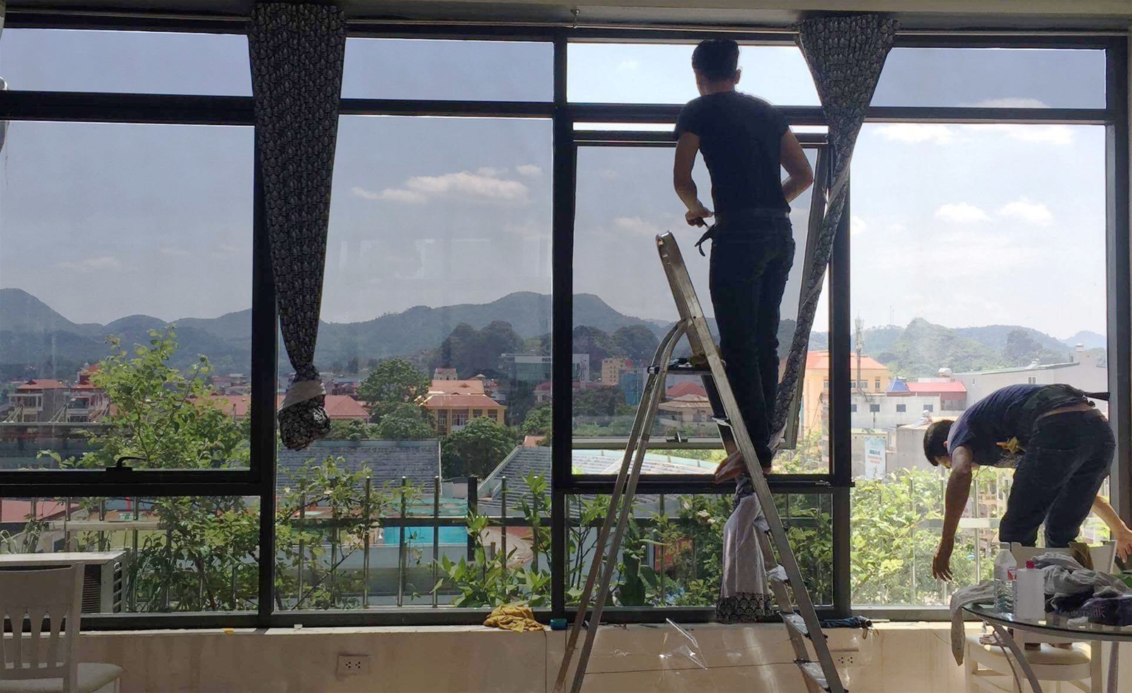 Ảnh: Thịnh Cường Holdings đang dán phim cách nhiệt cho nhà của khách hàng Ảnh: Thịnh Cường Holdings đang dán phim cách nhiệt cho nhà của khách hàng