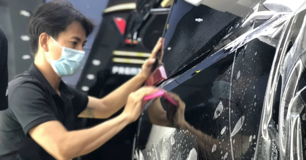 Ảnh: Thịnh Cường Holdings tỉ mỉ dán phim cách nhiệt PPF cho ô tô Ảnh: Thịnh Cường Holdings tỉ mỉ dán phim cách nhiệt PPF cho ô tô