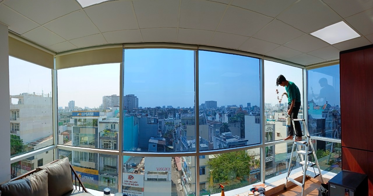 Dán phim cách nhiệt tòa nhà văn phòng - Đầu tư nhỏ, lợi ích lớn 1 Ảnh: Chuẩn bị và thi công dán phim cách nhiệt tòa nhà