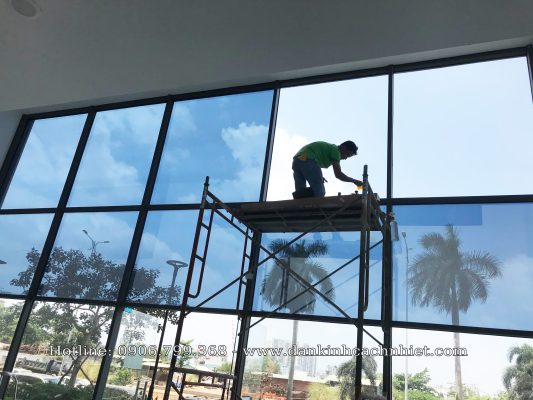 Ảnh: Dán phim cách nhiệt tòa nhà văn phòng