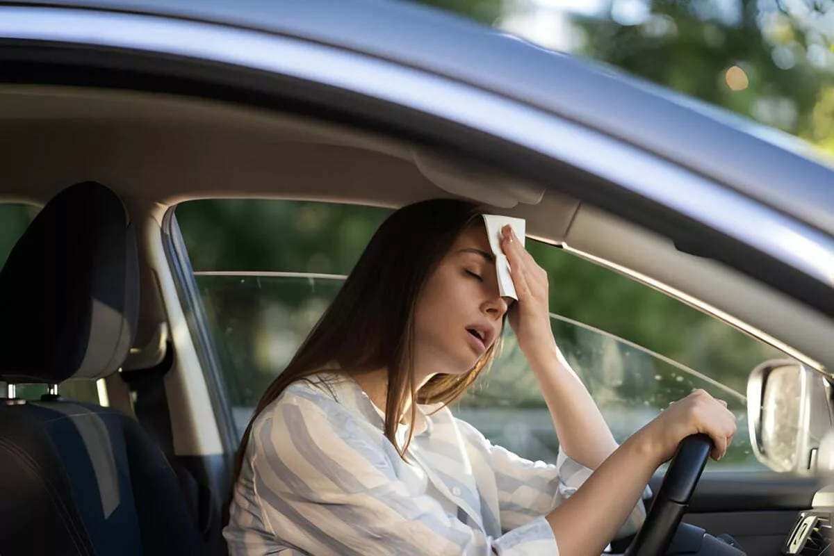 Ảnh: Nắng nóng khiến tài xế mệt mỏi khi lái xe đường dài Ảnh: Nắng nóng khiến tài xế mệt mỏi khi lái xe đường dài