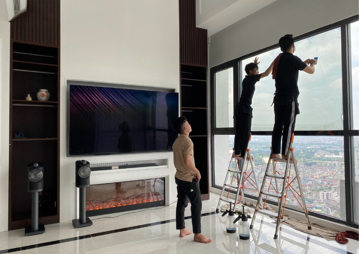 Ảnh: Nhân viên đang dán phim cách nhiệt cho chung cư Ảnh: Nhân viên đang dán phim cách nhiệt cho chung cư