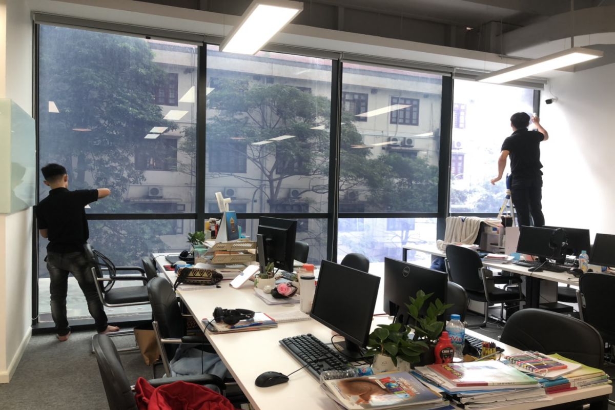 Ảnh: Thịnh Cường Holdings đang dán phim cách nhiệt bảo vệ sự riêng tư Ảnh: Thịnh Cường Holdings đang dán phim cách nhiệt bảo vệ sự riêng tư