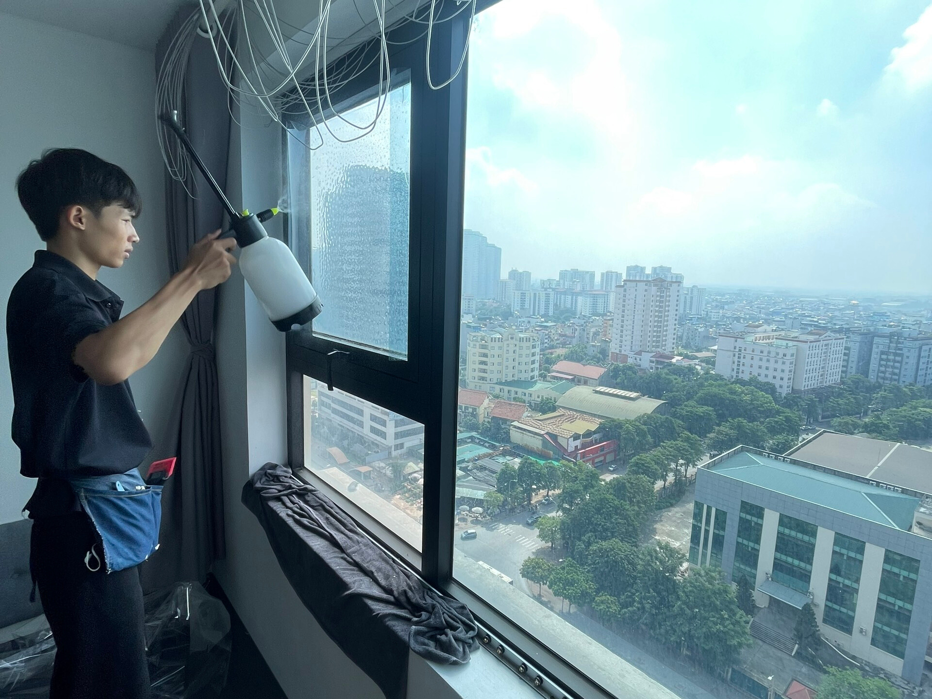 Ảnh: Vệ sinh sau khi dán phim cách nhiệt Ảnh: Vệ sinh sau khi dán phim cách nhiệt