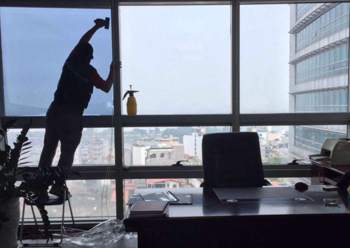 Dán phim cách nhiệt văn phòng giúp giảm nhiệt độ như thế nào? 3 Lợi ích vượt trội của phim cách nhiệt văn phòng