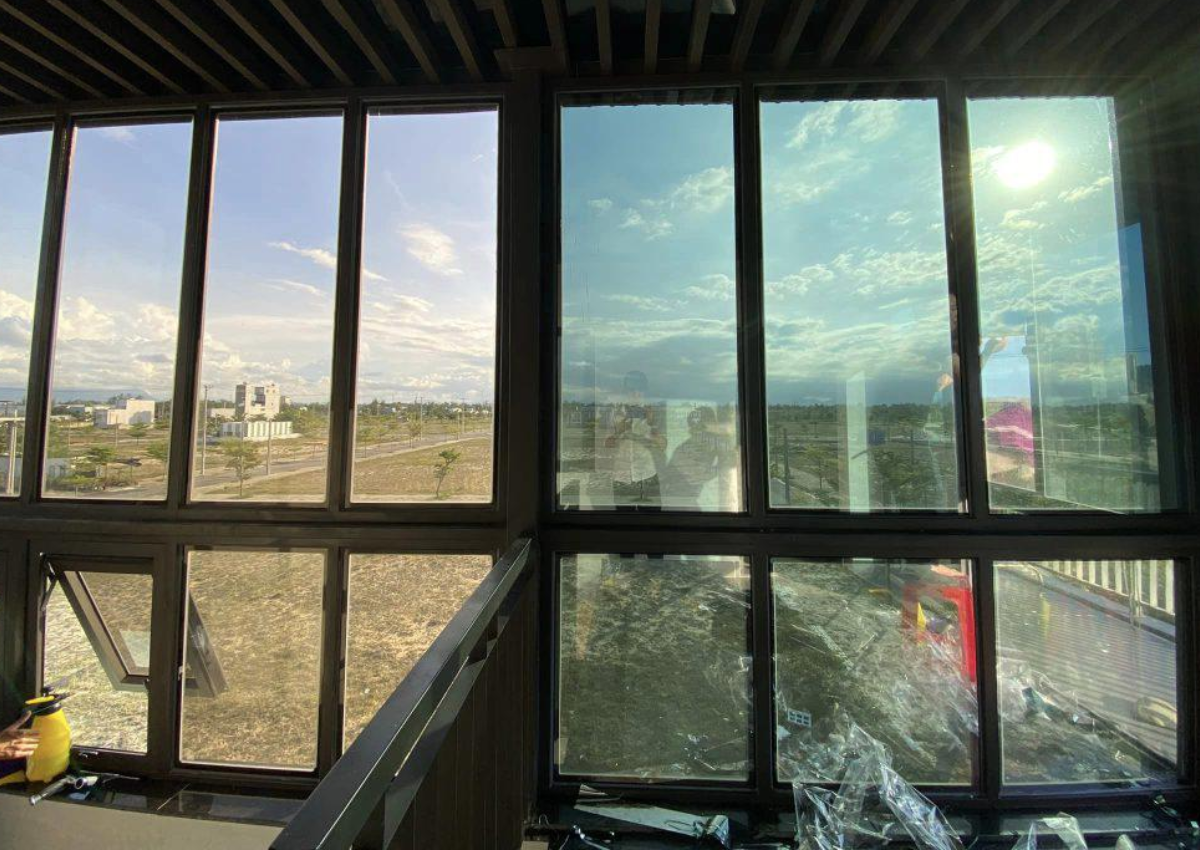 Việc chọn phim cách nhiệt chống nắng nhà kính cần dựa trên vị trí kính và hướng nhà