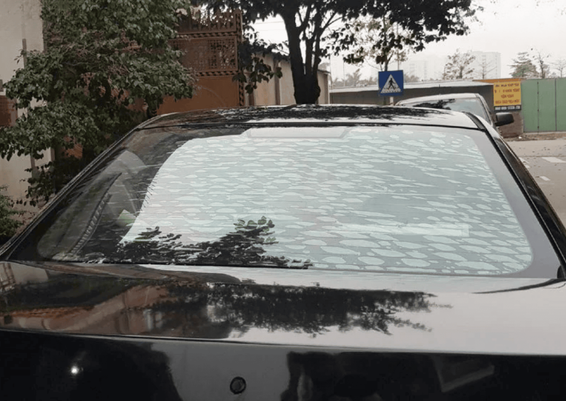 Tự dán phim xe điện tại nhà: Lợi hay hại? Rủi ro và lời khuyên từ chuyên gia 2 Tự dán phim xe điện tại nhà dễ bị nổi bọt khí, có nếp gấp, bụi bẩn li ti kẹt lại, mép phim không đều hoặc bị bong tróc sớm