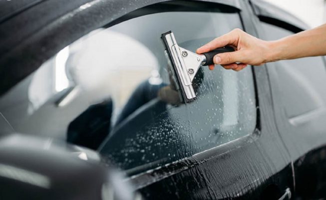 Tuổi thọ phim dán xe điện và dấu hiệu phim xuống cấp 2 Tự dán phim xe điện tại nhà mang đến khá nhiều rủi ro