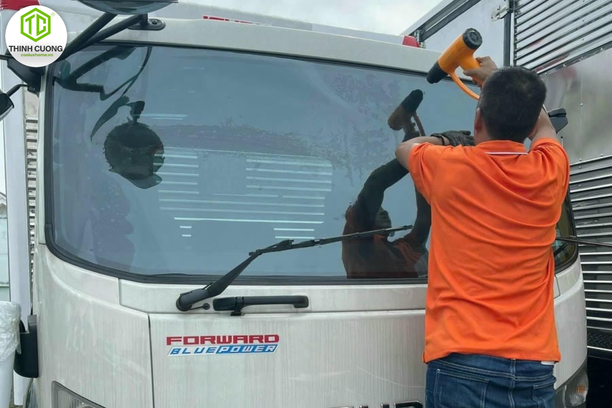 Phim cách nhiệt xe tải: Giải pháp chống nóng và tiết kiệm cho chuyến đường dài 1 Dán phim cách nhiệt cho xe tải
