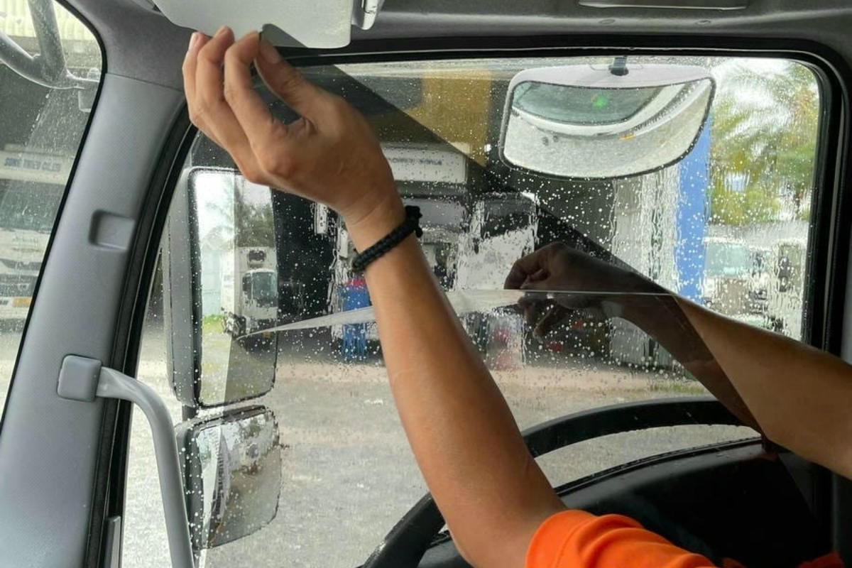 Giá phim dán kính xe tải 2025: Giải pháp chống nóng và tiết kiệm cho mọi chuyến đường 1 Tai sao cần dán phim cách nhiệt cho xe tải