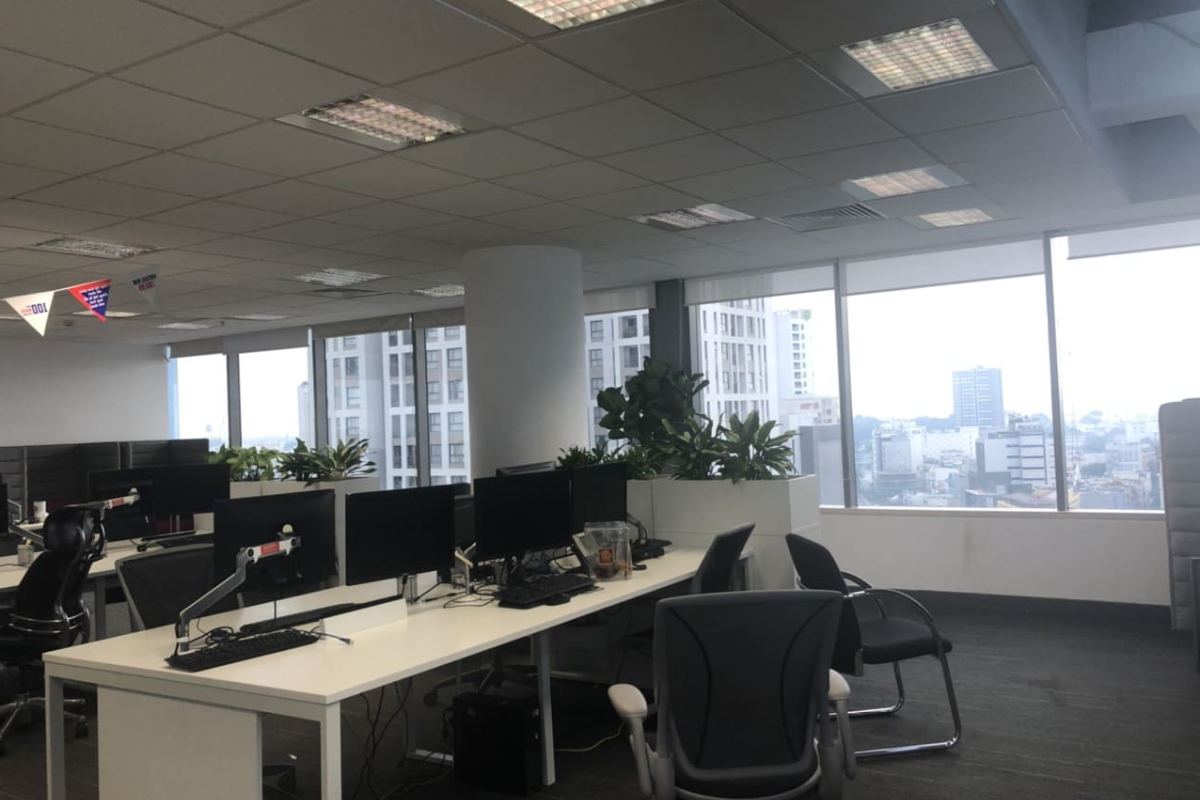 Phim dán kính chống nắng không gian mát mẻ cho văn phòng 1 Phim dán kính chống nắng hiệu quả cho toà nhà văn phòng