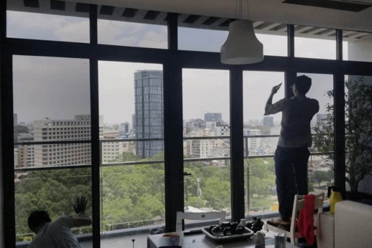 Dán phim cách nhiệt cửa kính chung cư giúp chống nóng và bảo vệ sức khỏe 3 Dán phim cách nhiệt cửa kính chung cư