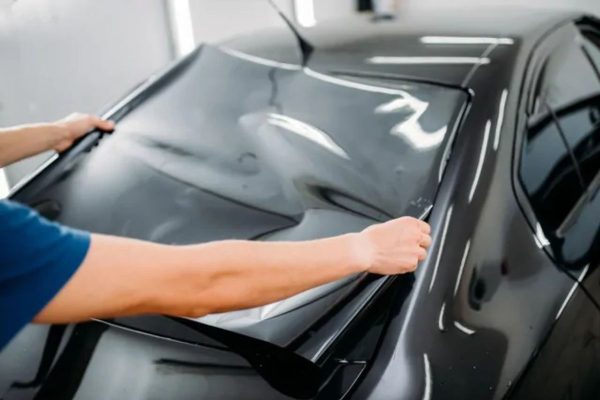 Phim cách nhiệt - Giải pháp chống nóng toàn diện 2 Dán phim cách nhiệt xe