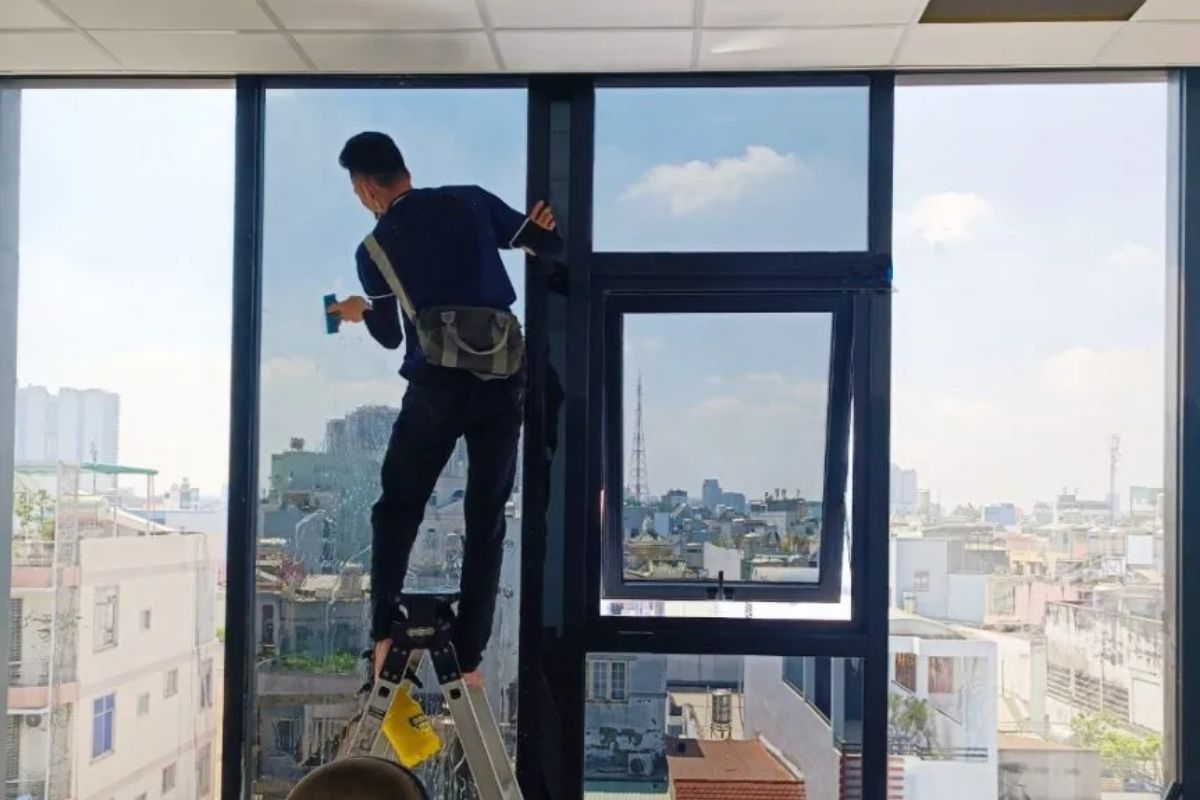 Coolluxhome thi công dán phim cách nhiệt chống nắng văn phòng tại TP.HCM
