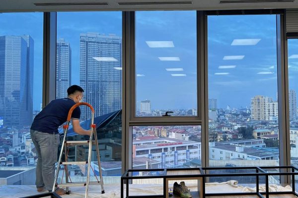 Thi công dán phim cách nhiệt nhà chung cư