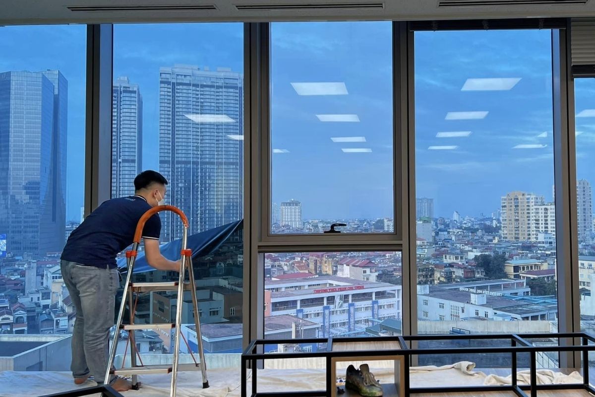Có nên dán phim cách nhiệt cho cửa kính để chống nóng cho nhà ở? 4 Thi công dán phim cách nhiệt nhà chung cư