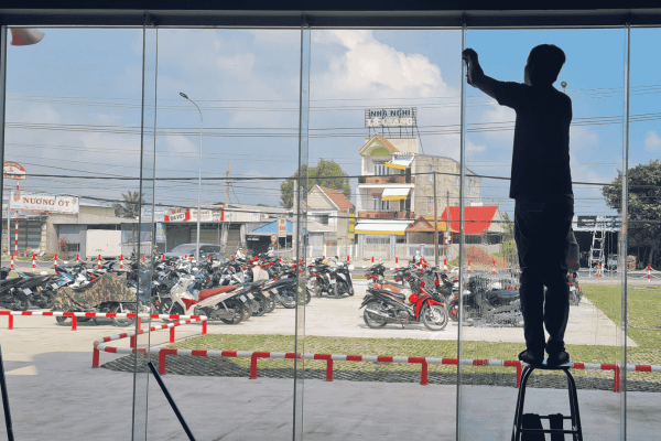 Những lưu ý khi thi công decal dán kính 1 chiều