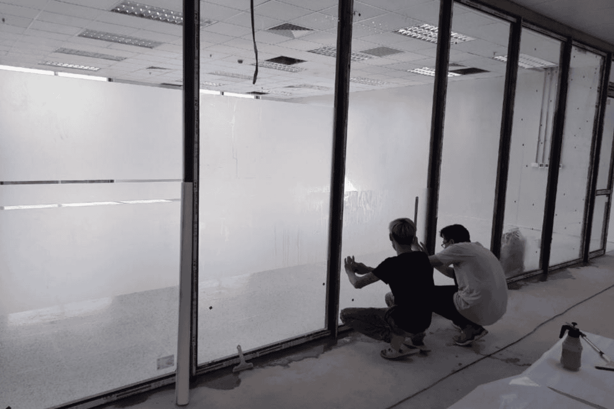 Dịch vụ dán kính mờ chuyên nghiệp: Giải pháp "2 trong 1" liệu có đáng để đầu tư? 3 Quy trình thi công decal dán kính đạt chuẩn tại Cooluxhome