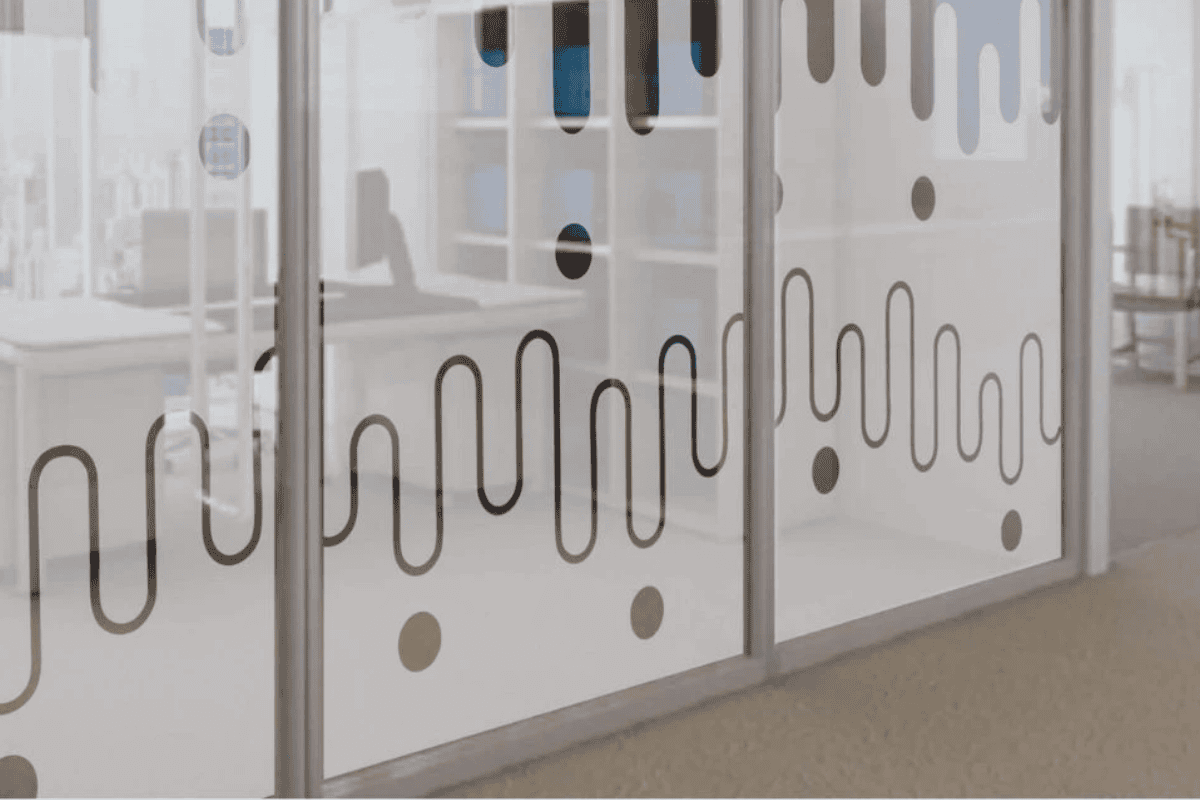 Dịch vụ dán kính mờ chuyên nghiệp: Giải pháp "2 trong 1" liệu có đáng để đầu tư? 2 Ứng dụng thực tế của dán kính mờ