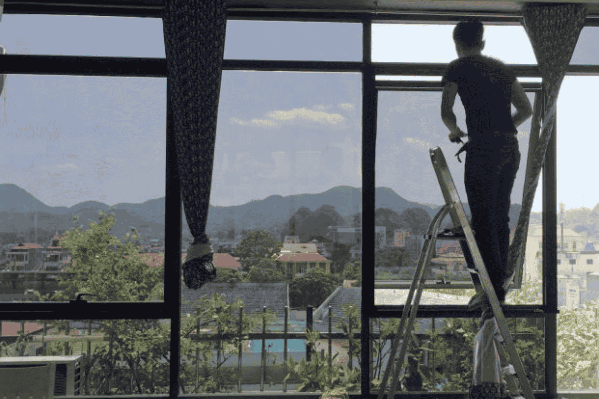 Decal dán kính 1 chiều là gì? Giải pháp 3 trong 1 giúp chống nóng 90%, ngăn UV và bảo mật tuyệt đối 2 Ưu điểm vượt trội khi sử dụng decal dán kính 1 chiều cho nhà phố