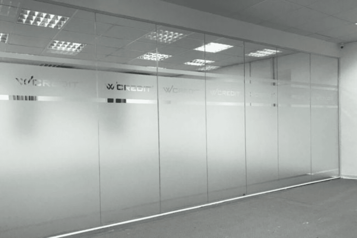 Phim dán kính ban công để chống nóng và bảo vệ riêng tư 2 decal dán kính giá rẻ