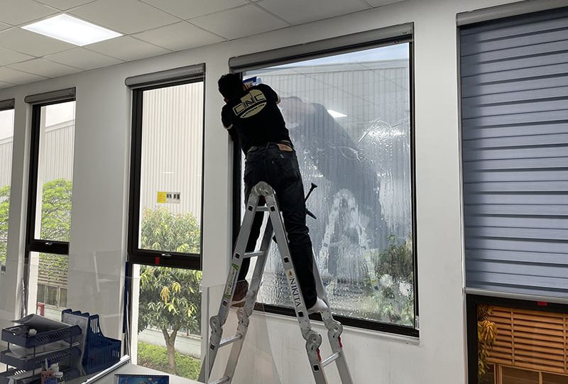 Phim cách nhiệt tòa nhà văn phòng: Loại nào phù hợp kính curtain wall? 2 Dán kính cách nhiệt cho văn phòng