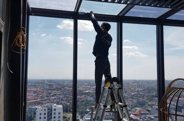 Thi công dán phim cách nhiệt tòa nhà cao tầng