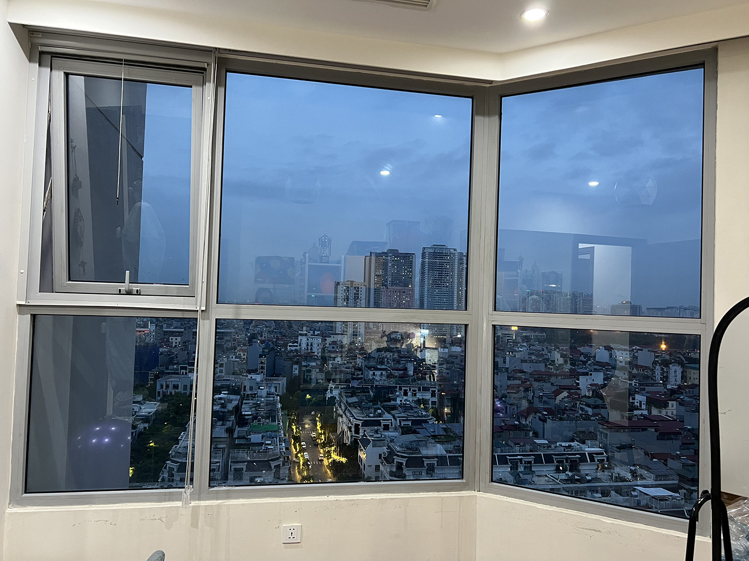 Bí Quyết Tiết Kiệm Điện: Dán Phim Cách Nhiệt Văn Phòng TPHCM 2 Kinh nghiệm lựa chọn mã phim để tối ưu khả năng tiết kiệm điện dán phim cách nhiệt văn phòng TPHCM